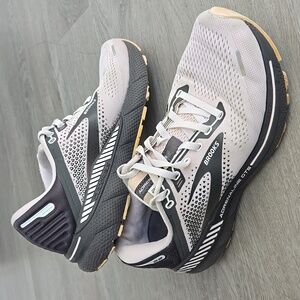 Brooks Adrenaline GTS 22 Women's Size 9 Medium (B) Running Shoes Pink Pearl